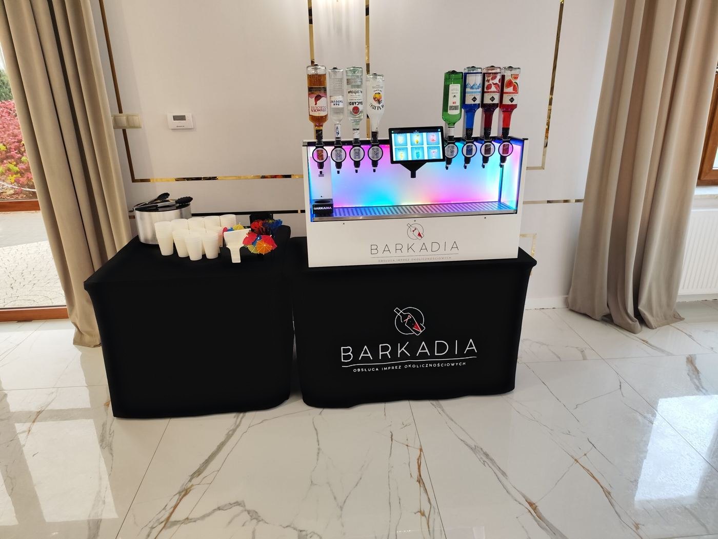 Barkadia w eleganckiej sali z marmurową posadzką